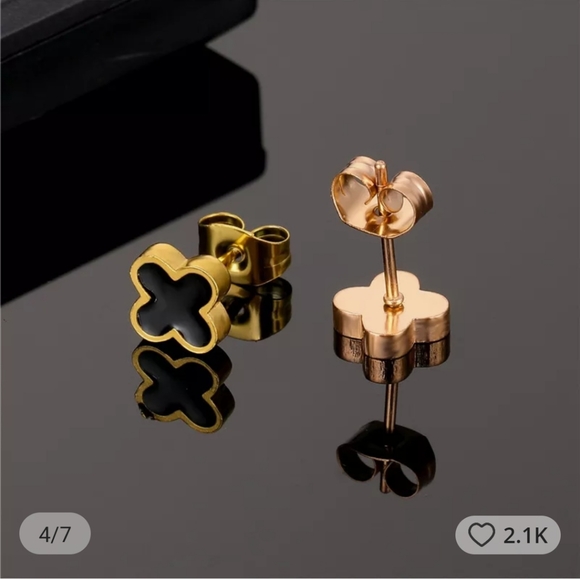 🌻 SALE 4 FOR $25! Fashionable tiny miniature studs, flower/ leaf earrings - Picture 1 of 3